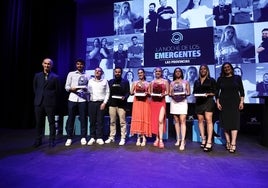 Los jóvenes reconocidos en la Noche de los Emergentes junto al director de LAS PROVINCIAS, Jesús Trelis, y la alcaldesa de Valencia, María José Catalá.