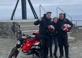 Mauricio Vettor, Alicia Sornosa y Andrea Rastrelli junto a la Monkey 125.