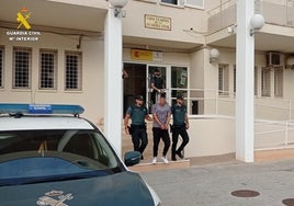 Dos agentes custodian al detenido.