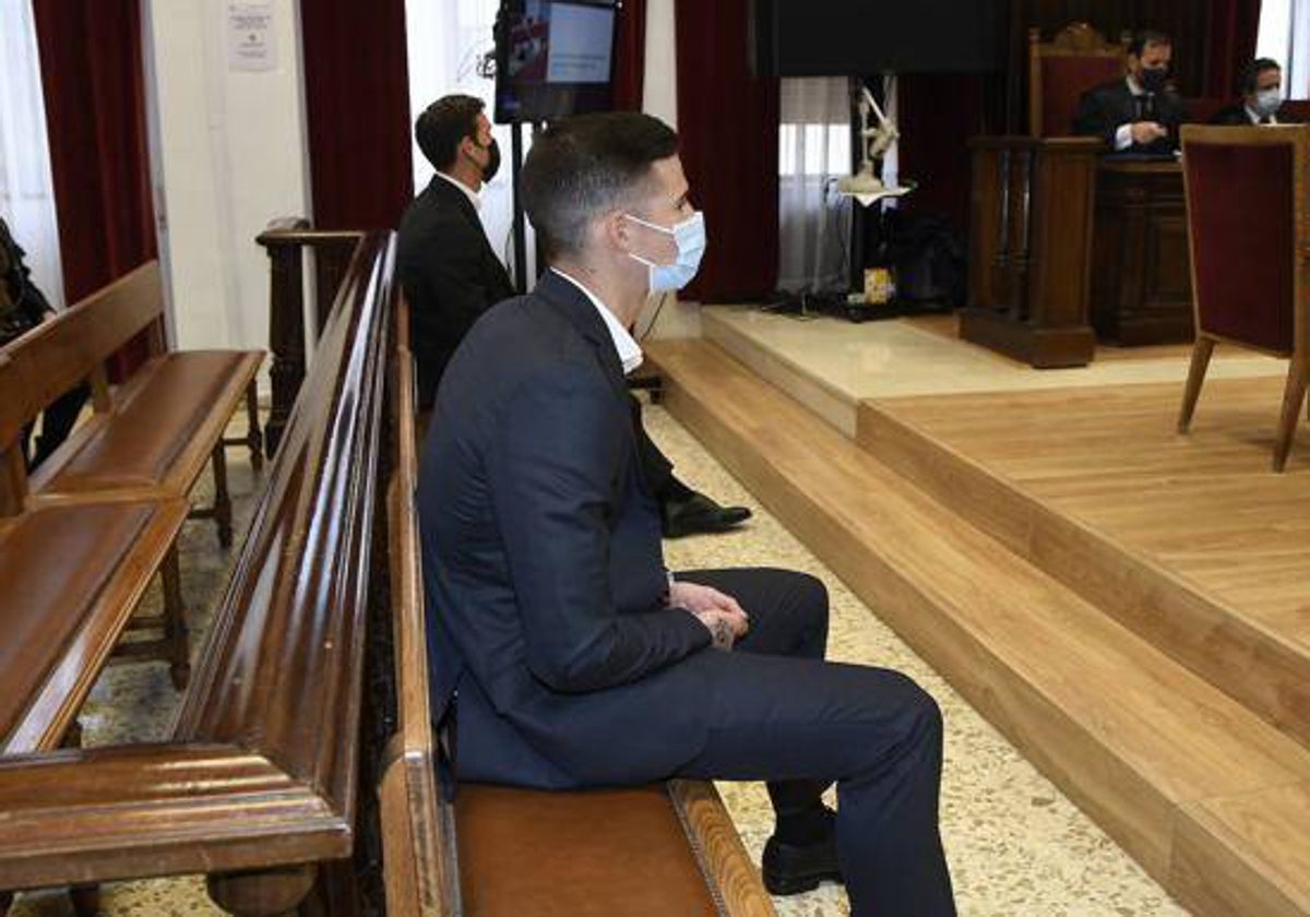 Santi Mina, en el banquillo de los acusados durante el juicio.