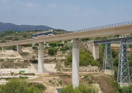 Las pruebas de carga del nuevo viaducto del Quisi, en Benissa.