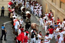 Peligroso y veloz encierro de los Victoriano del Río en los Sanfermines 2023