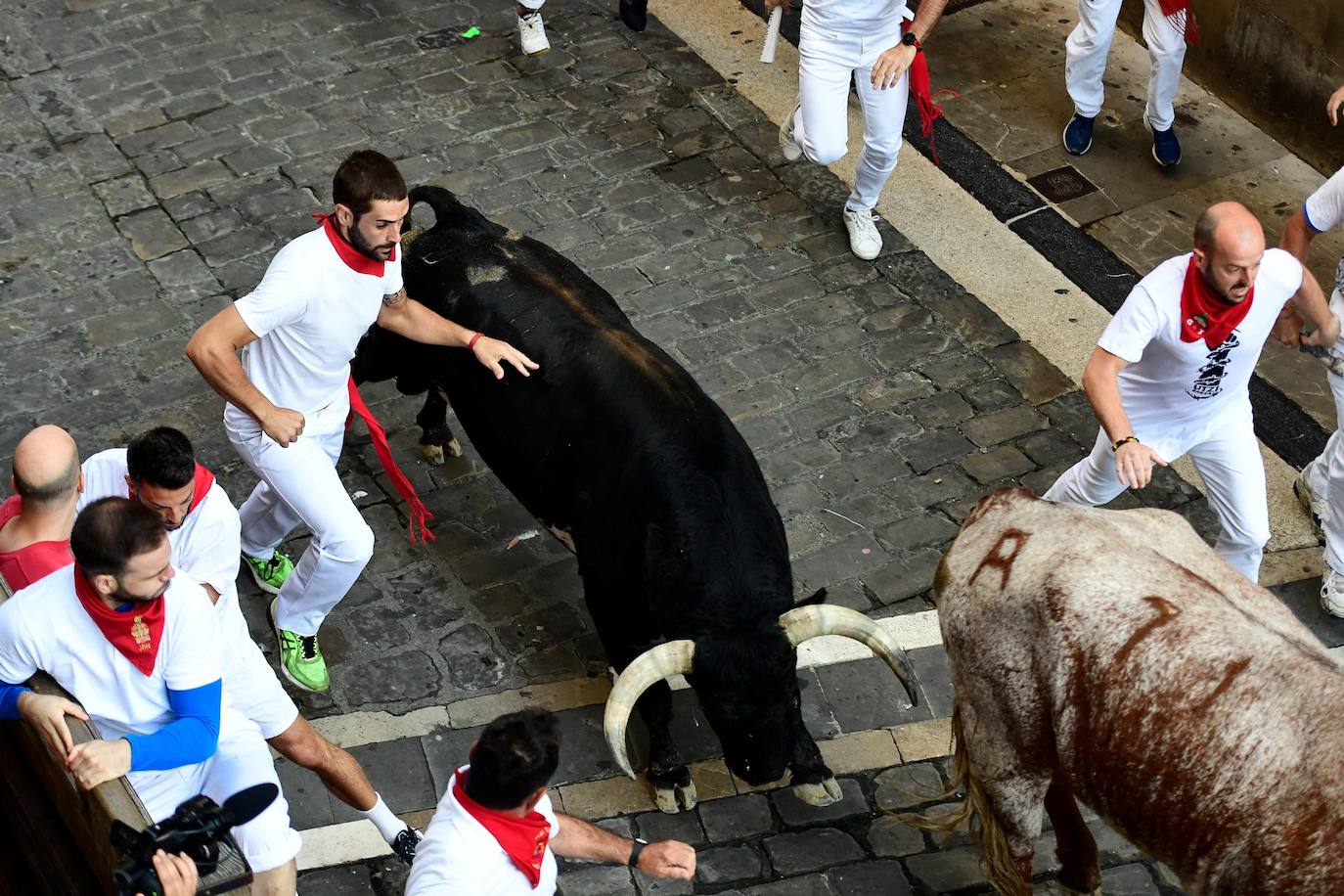 Peligroso y veloz encierro de los Victoriano del Río en los Sanfermines 2023