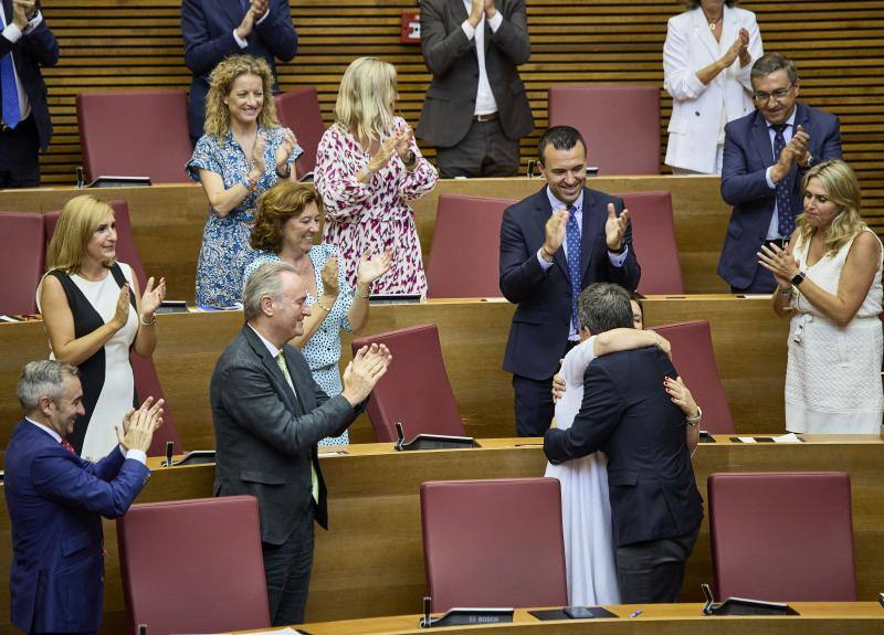 Todas las imágenes de la investidura de Carlos Mazón en Les Corts