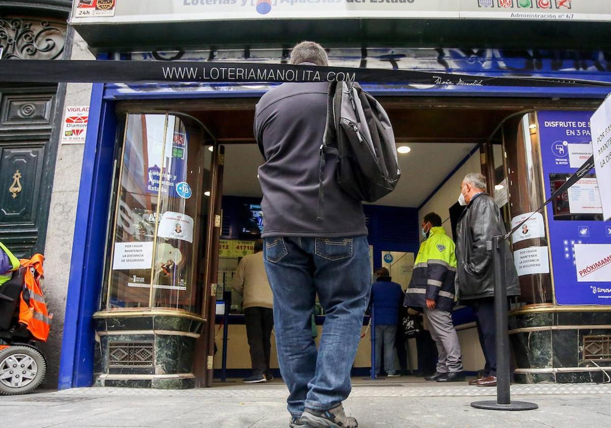 Un jugador comprando en una de las administraciones de Loterías y Apuestas del Estado