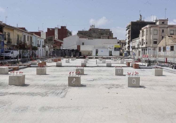 Centro cívico paralizado entre la calle San Pedro y Luis Despuig.