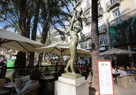 Escultura dedicada a la Paz y la Concordia, en la actual ubicación de la plaza la Reina.