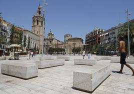 La plaza de la Reina, con los bancos vacíos en las horas centrales del día.