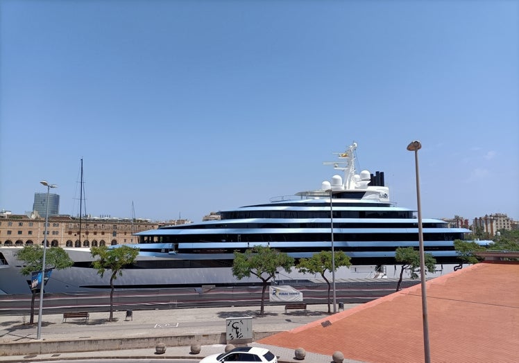 Imagen principal - El Kaos, un megayate de 300 millones de euros atracado en el Port Vell.