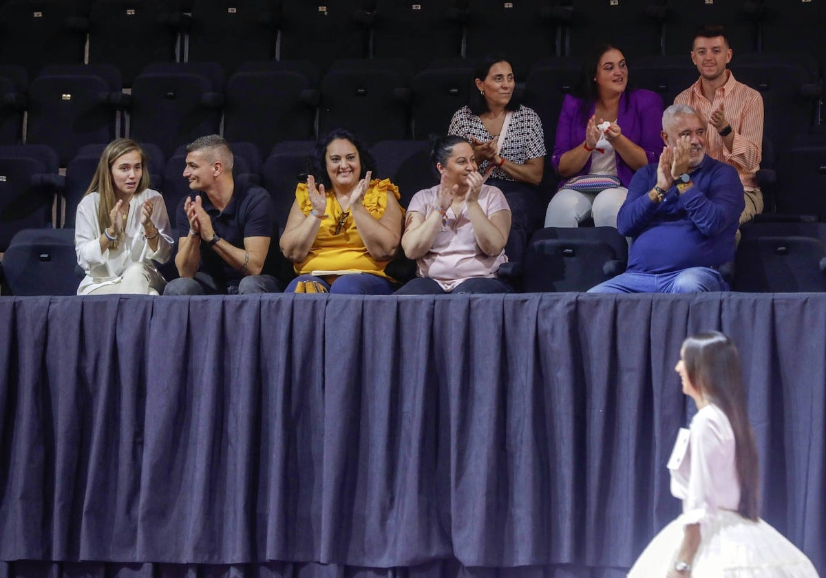 Jurado de la fallera mayor infantil de 2023, en los ensayos de la Fonteta.