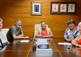 La reunión entre la alcaldesa y los representantes de la Cofradía.