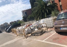 Escombros en la zona de aparcamiento del Grau.