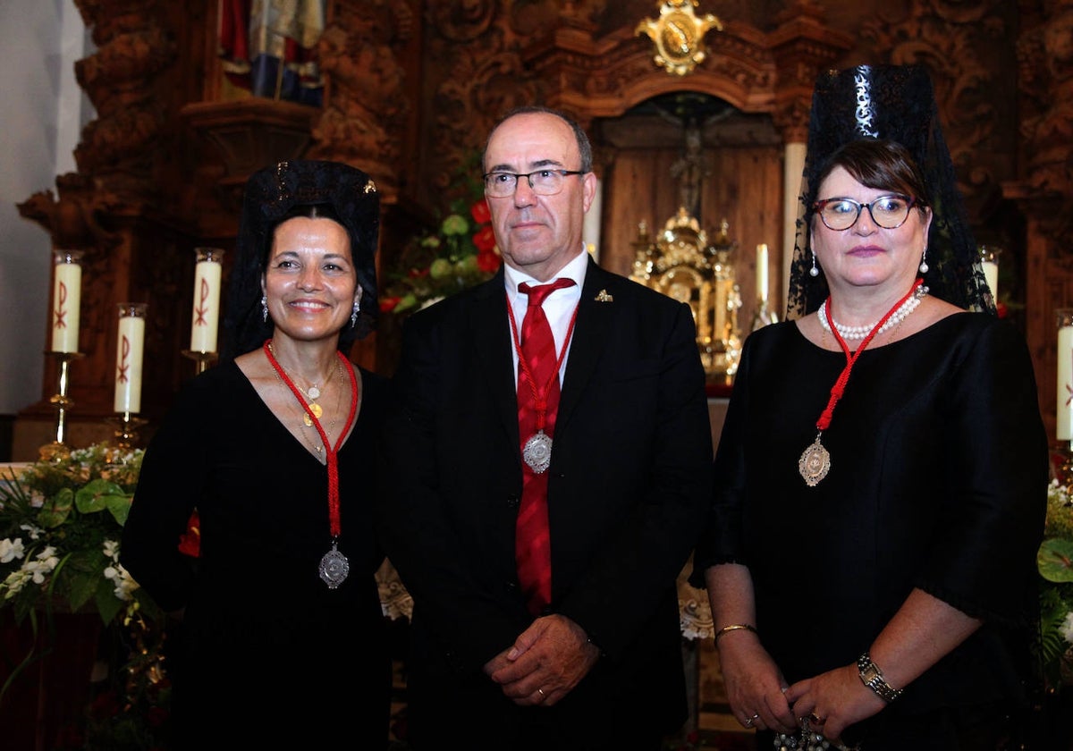 La camarera saliente y el presidente de la cofradía junto a Pepita Pallarés.