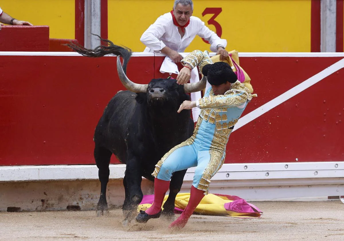 Cogida San Fermín: Rubén Pinar | Grave cogida de Rubén Pinar por un Miura  en la última corrida de San Fermín | Las Provincias