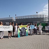 Los manifestantes, con la plaza de toros al fondo.