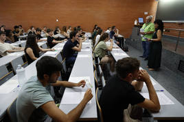 Alumnos durante la convocatoria de junio de selectividad.