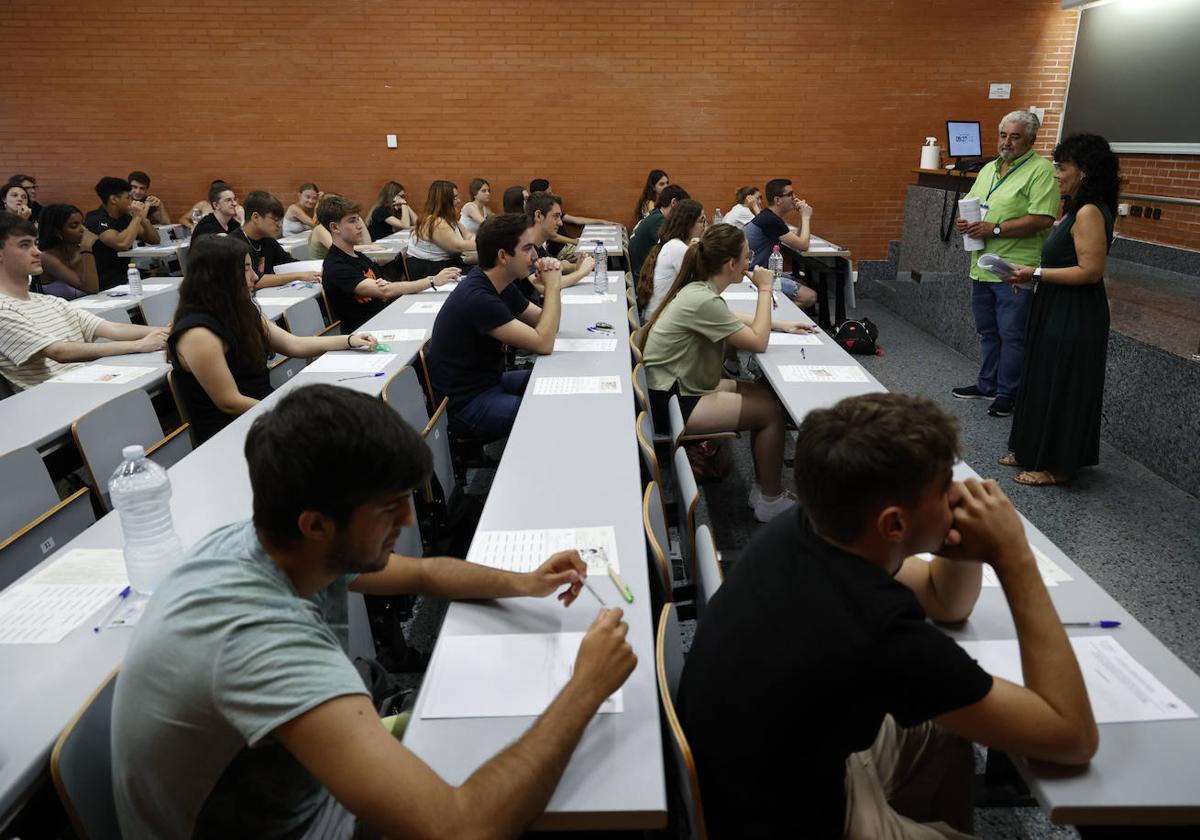 Alumnos durante la convocatoria de junio de selectividad.