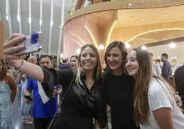 Nerea Martí se hace un selfi con María José Catalá y Cristina Mansilla