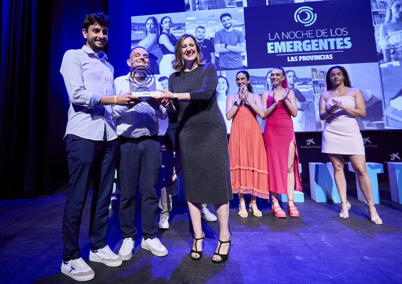 Aitor Carratalá y Diego Soliveres reciben el premio de manos de la alcaldesa de Valencia, María José Catalá.