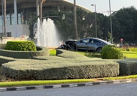 El coche accidentado dentro de la rotonda.