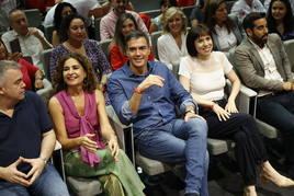 Pedro Sánchez junto a María Jesús Montero durante el acto del PSOE