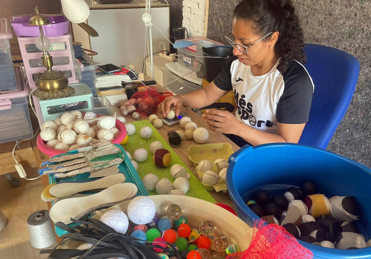 Mar Sánchez trabaja en el taller de Alfarp donde manufactura las pelotas.