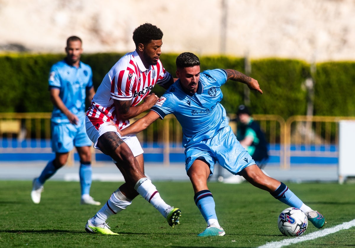 Sergio Lozano tratando de zafarse de un jugador del Stoke City.