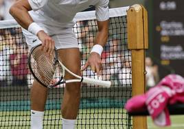 Djokovic rompe su raqueta en la final.