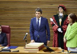 El presidente del PPCV, Carlos Mazón, interviene durante el pleno de investidura