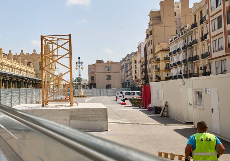 Zona de la estación vallada con la plataforma donde irá la grúa.