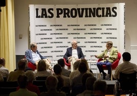 El ganadero Antonio Miura, el crítico taurino de LAS PROVINCIAS, José Luis Benlloch, y el apoderado José Luis Segura, en Aula LAS PROVINCIAS.