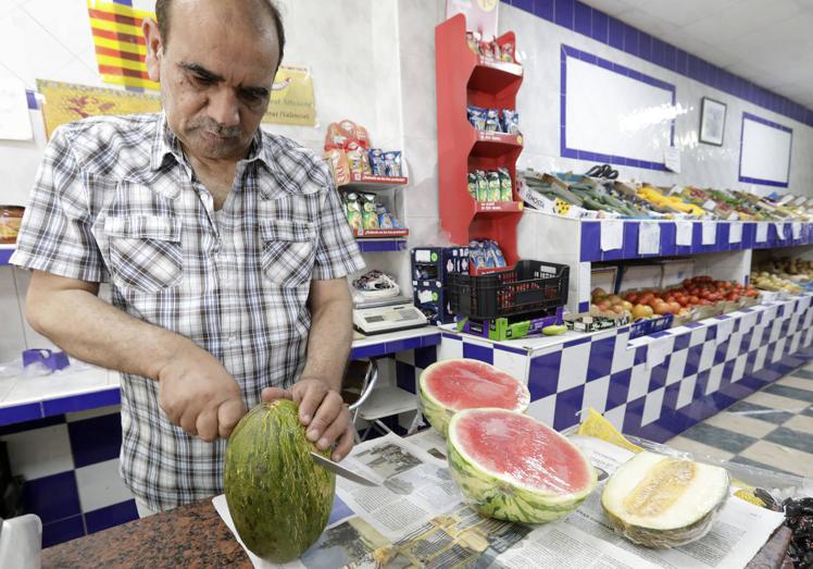 Imagen principal - Sandías y melones se cotizan a tres euros el kilo