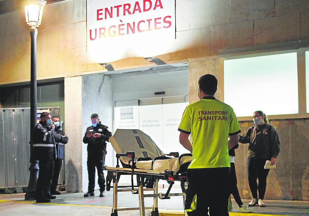 Personal sanitario y de seguridad en el acceso a las Urgencias de un hospital valenciano.