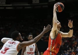 Claver supera la defensa de Loyd en un partido contra el Mónaco.