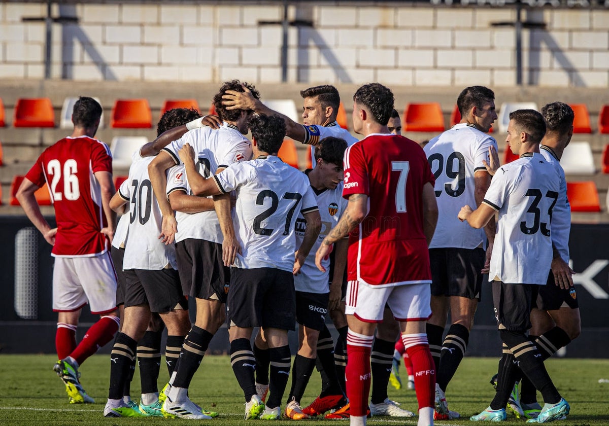 Los jugadores del Valencia felicitan a Javi Guerra tras su gol.