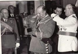 El general Francisco Franco recibe una medalla de oro en Granada, en una imagen de archivo.