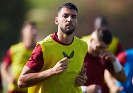 Rafa Mir, durante un entrenamiento del Sevilla.