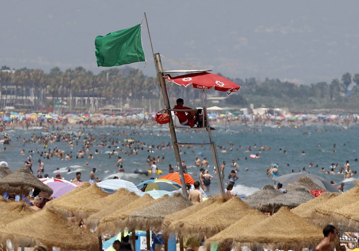 La playa de la Malvarrosa de Valencia, llena de bañistas.