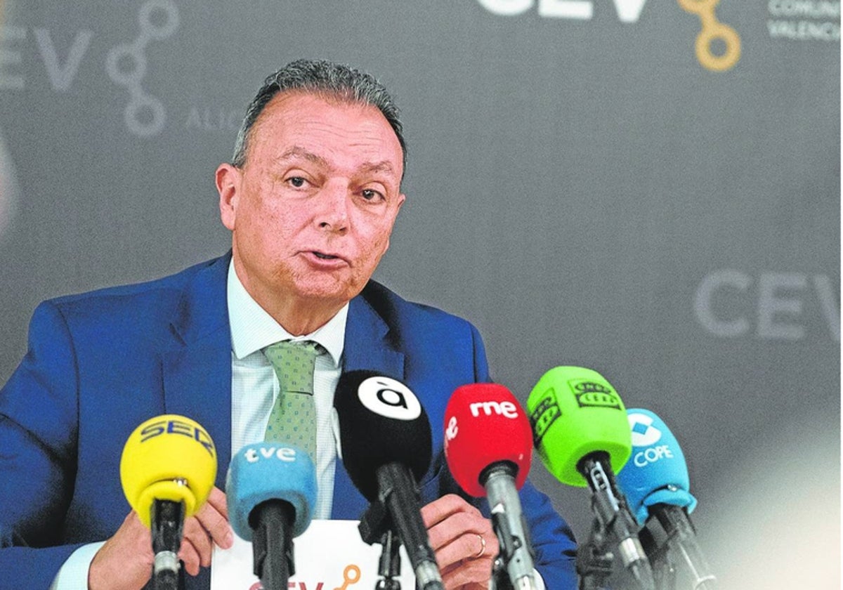 El presidente de la CEV, Salvador Navarro, en una rueda de prensa.