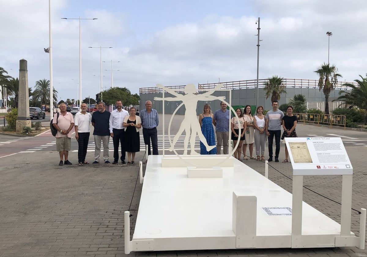 Las autoridades y organizadores junto a la maqueta del 'Hombre de Vitruvio'.