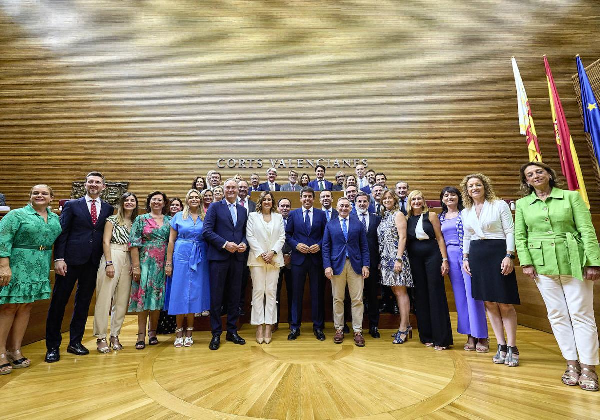 Carlos Mazón y todo el grupo popular durante el acto de toma de posesión del presidente