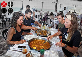 Comensales comen gambas en el restaurante Mena de Dénia.