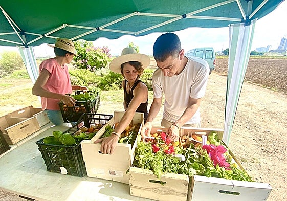 Diferentes participantes del proyecto Rebrot, enfocado a la agricultura ecológica solidaria.