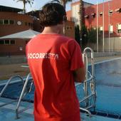 Un socorrista evita que un niño de tres años se ahogue en una piscina de Sagunto