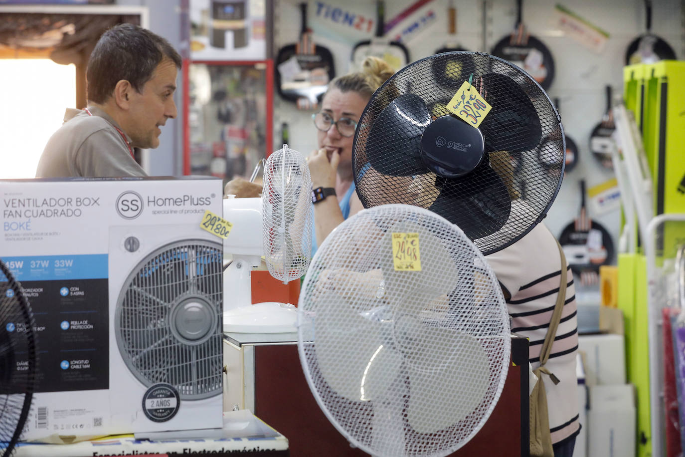 Ventiladores en una tienda de Valencia.