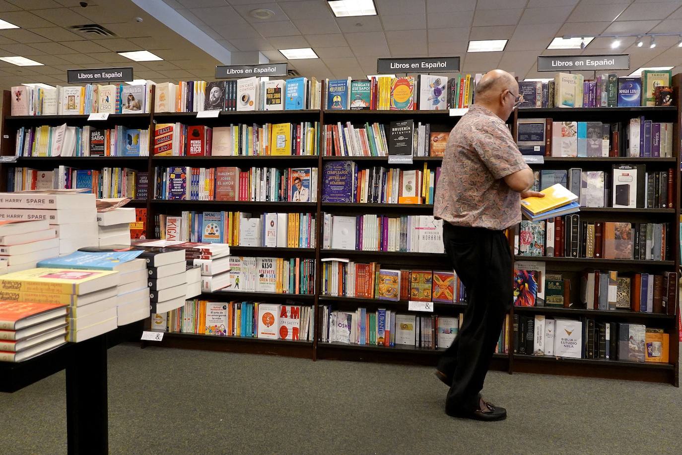 Estantes en una librería.