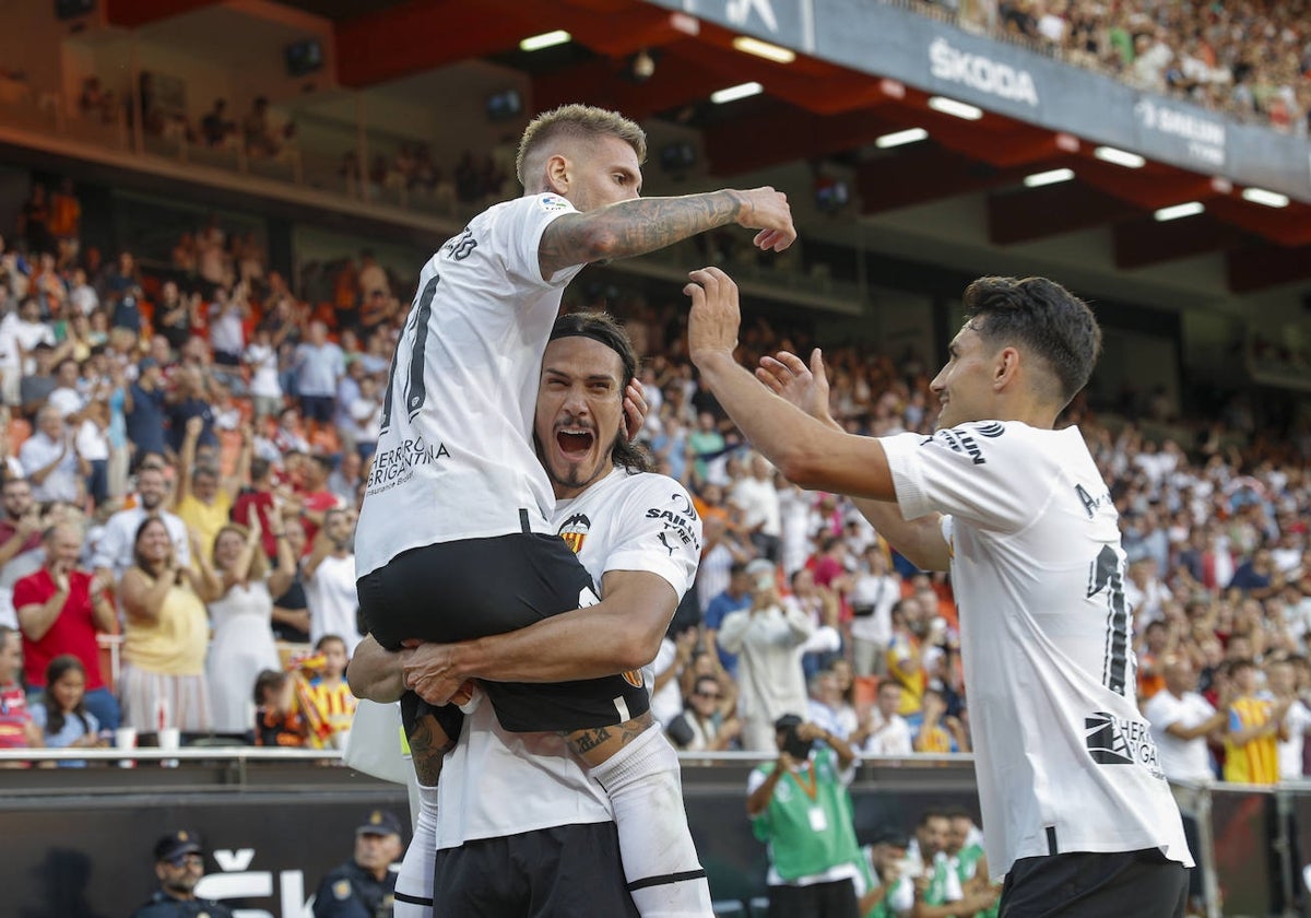 Castillejo y Cavani, junto a Almeida, en un partido del Valencia.