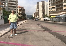 Carmen Almiñana, comerciante de la playa de Gandia, en la Avinguda del Nord, totalmente vacía de coches este jueves.