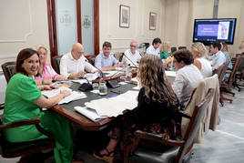 La alcaldesa de Valencia, María José Catalá, junto a su equipo, en la Junta de Gobierno.