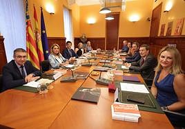 Primera reunión del Consell.